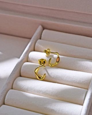 Minimalismus se zlatým nádechem. 🤩 Tyhle náušnice jsou důkazem, že v jednoduchosti je krása.🌟 A v naší nové šperkovnici...