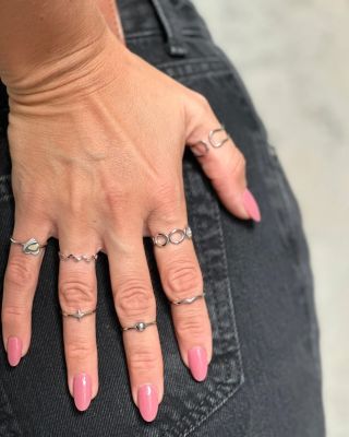 Právě ten správný detail dělá celý outfit.💄 Stříbro, růžová a trocha odvahy — protože víc je prostě někdy víc!😍