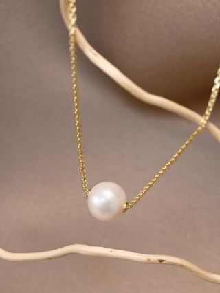 Ideální čas přidat do šperkovnice něco, co zazáří pod vánočními světýlky. ✨ Který styl šperků bys chtěla rozbalit pod...