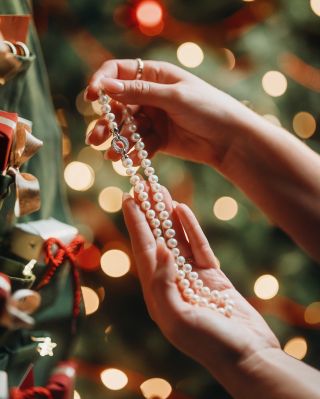 🎁 Vánoční nálada může začít už teď! Vyberte si každý den jeden šperk a udělejte si radost nebo obdarujte někoho blízkého....