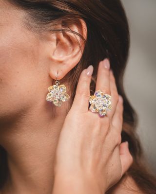 Výjimečný a výrazný šperk pro výjimečnou příležitost, kdy chcete doslova zazářit ✨ Swarovski prsten a náušnice s Aurora...