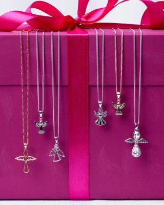 Přívěsky s andělem ✨Malé, jemné a symbolizují ochranu, naději a inspiraci. Nebo krásný prsten s ladícími náušnicemi v...